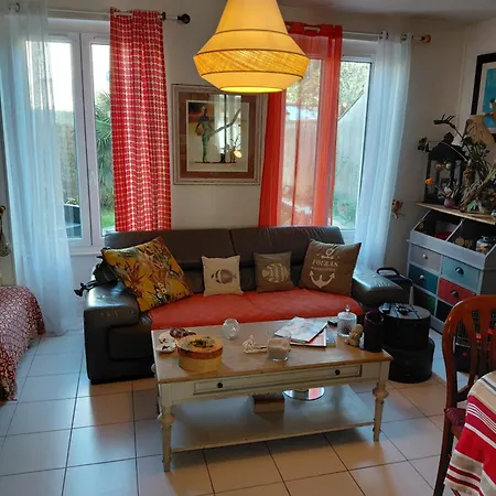 Petite Maison Fourasine à 5mn Des Plages Et Du Centre Casa de Férias Fouras